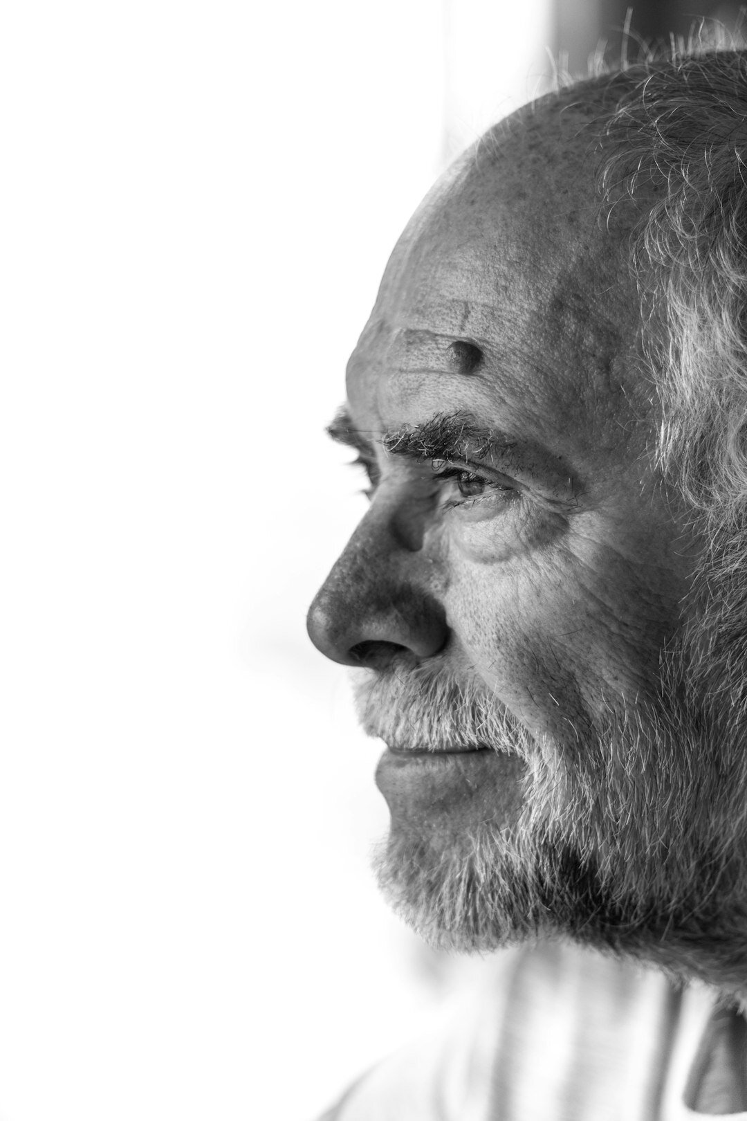 Hombre de mediana edad con barba sonriendo con confianza
