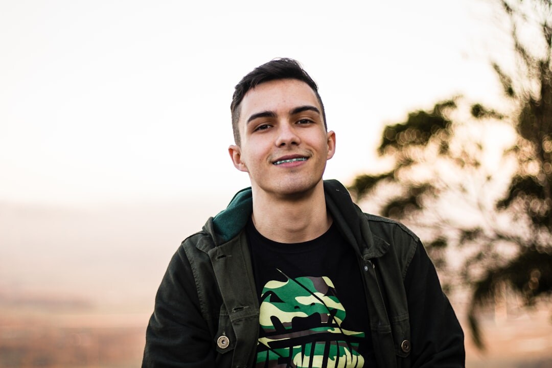 Hombre joven sonriendo mirando a cámara